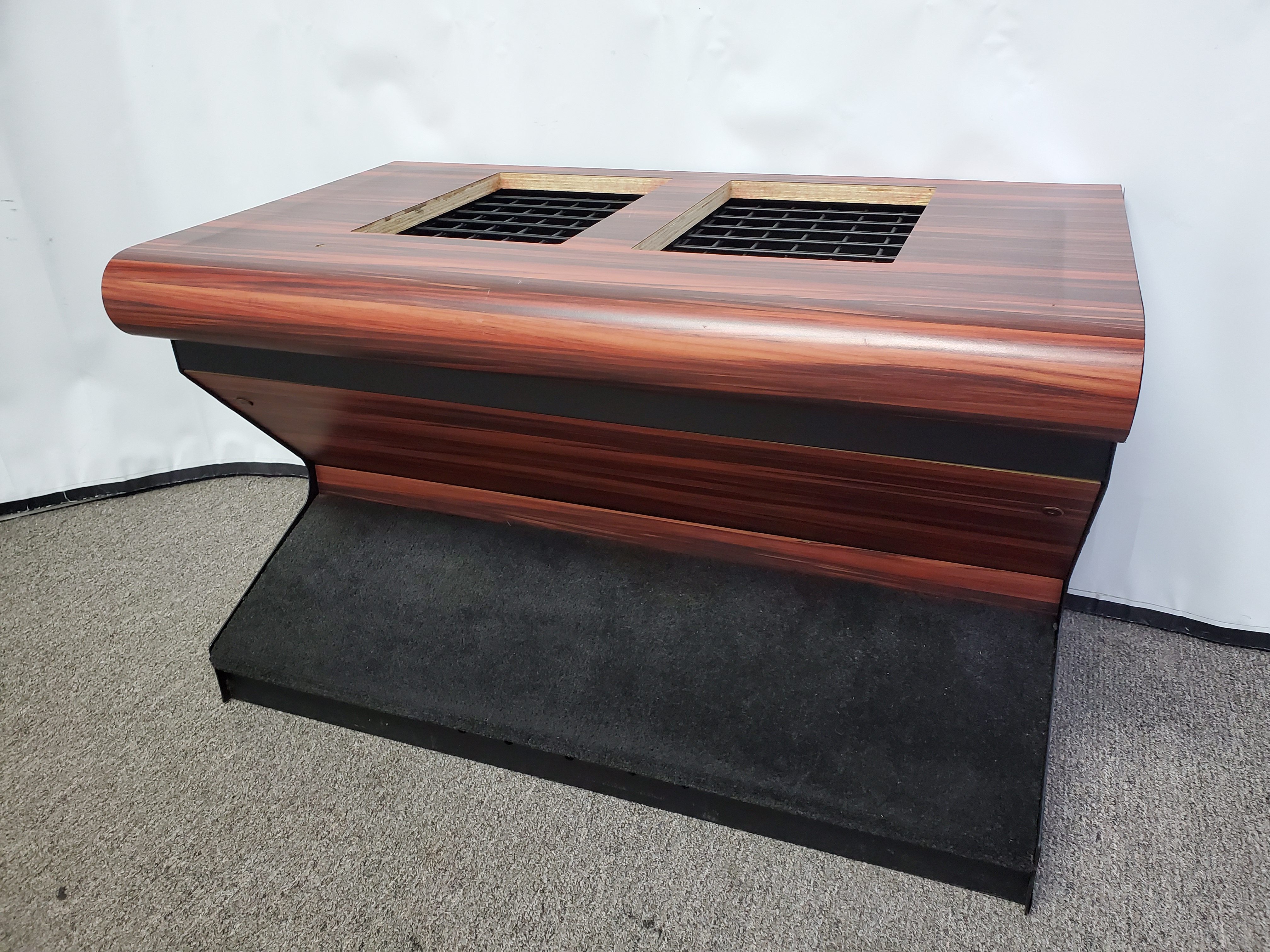 BULL NOSE SLOT MACHINE STAND - BASE WITH CARPETED FOOTREST & WOODGRAIN