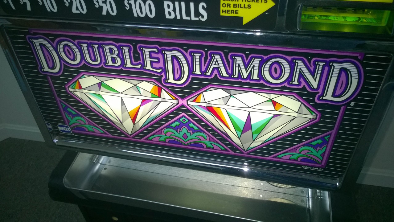 IGT DOUBLE DIAMOND S2000 SLOT MACHINE - QUARTER COIN HANDLING - THREE COIN (ROUND TOP) - 