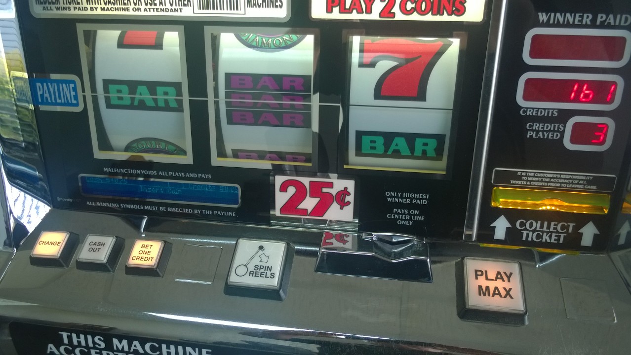 IGT DOUBLE DIAMOND S2000 SLOT MACHINE - QUARTER COIN HANDLING - TWO COIN (ROUND TOP) - 