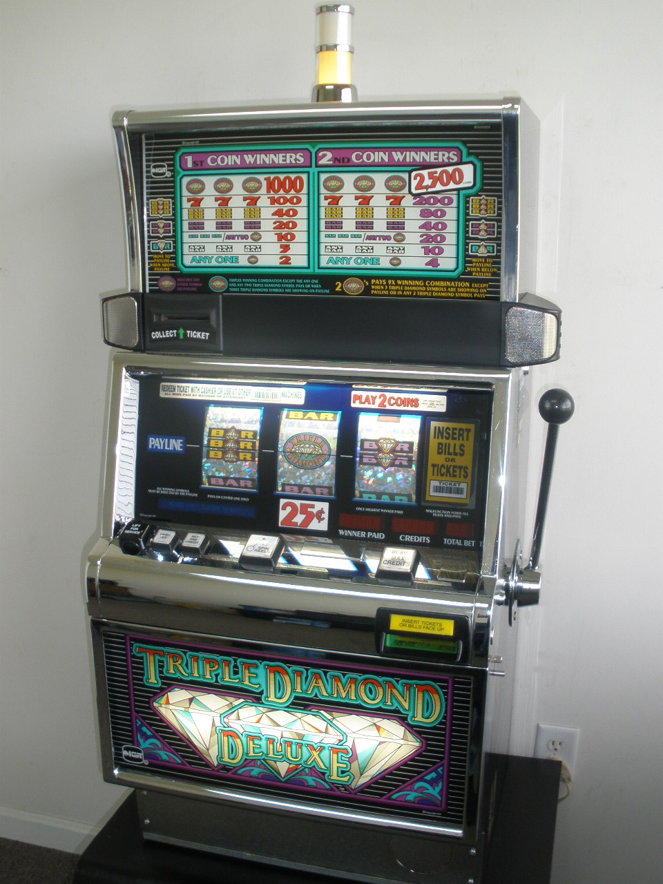 IGT TRIPLE DIAMOND DELUXE S2000 SLOT MACHINE - FLAT TOP - TWO CREDIT