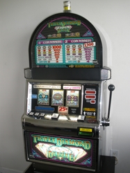 IGT TRIPLE DIAMOND DELUXE S2000 SLOT MACHINE - ROUND TOP - TWO CREDIT 