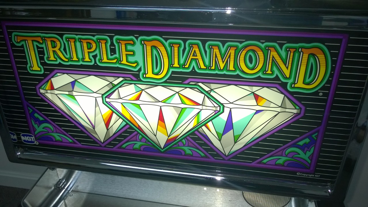 IGT TRIPLE DIAMOND S2000 SLOT MACHINE - 