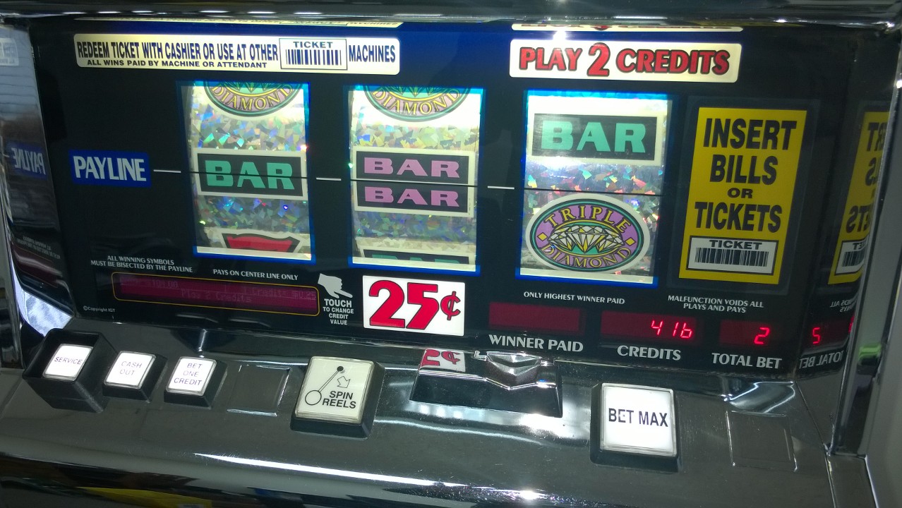 IGT TRIPLE DIAMOND S2000 SLOT MACHINE - 
