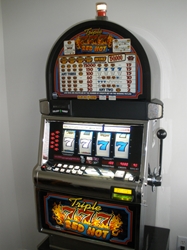 IGT TRIPLE RED HOT 777s FOUR REEL S2000 SLOT MACHINE 
